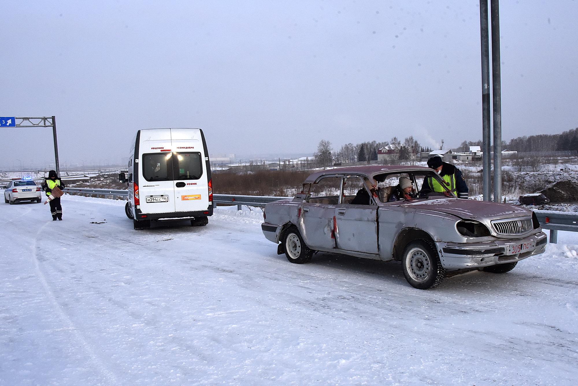 Спасатели эвакуировали пострадавших в аварии на ЕКАДе всего за несколько  минут. Фото - «Уральский рабочий»